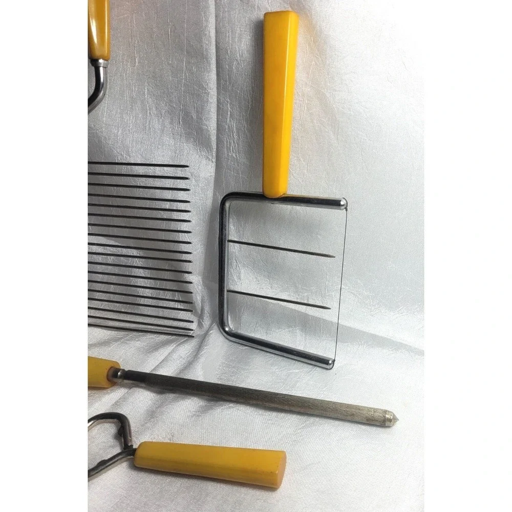 LOT 4 Vintage Yellow Bakelite Kitchen Utensils: Cake Slicer, Bottle Opener, + - Picture 6 of 6